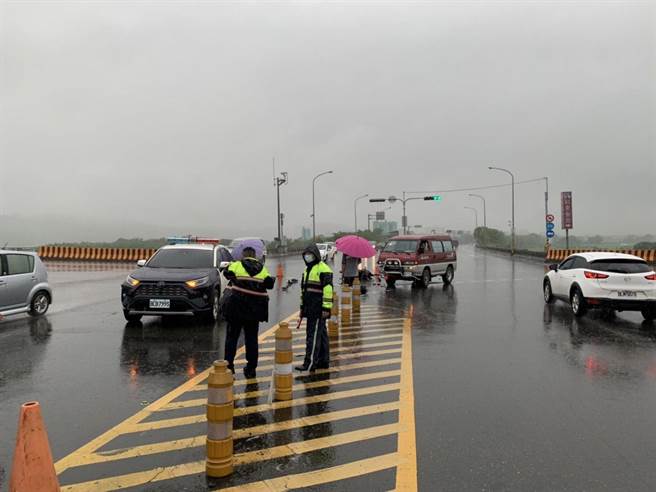 员警到场放置三角锥并指挥交通。（翻摄照片／李京升苗栗传真）