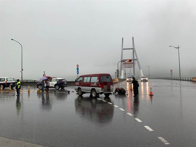 魏男发生事故后倒地不起被救护人员紧急送医。（翻摄照片／李京升苗栗传真）