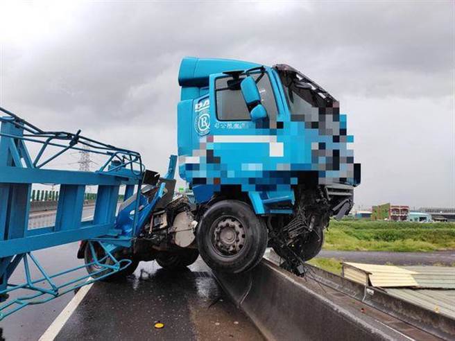 彰化縣線西鄉台61線北上171公里處，7日上午發生一起聯結車自撞事故，許姓聯結車駕駛疑似天雨路滑，失控自撞台61線外側護欄。（警消提供／吳建輝彰化傳真）