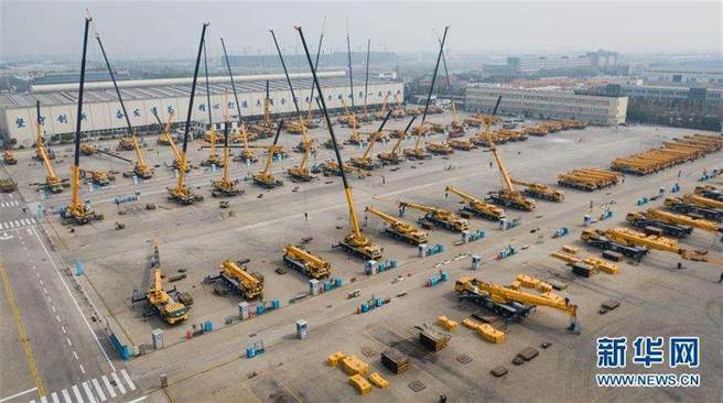 2022年全球前50强工程机械制造商榜单中，徐工集团（XCMG）以181亿美元的销售额蝉联全球第三、中国第一。(新华社)