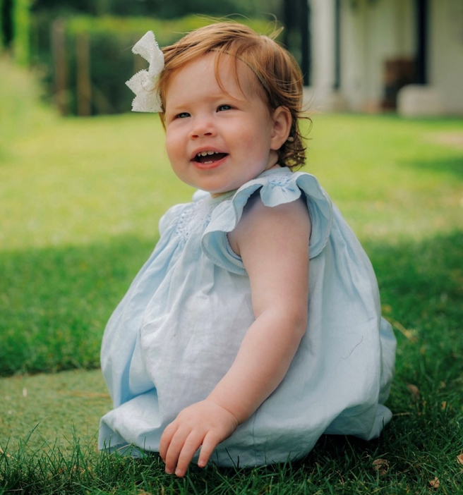 萨塞克斯公爵夫妇哈利和梅根上周六在英国浮若阁摩尔小别墅（Frogmore Cottage）为宝贝女儿莉莉贝（Lilibet，见图）举行1岁庆生派对时，由身为朋友的专业摄影师哈里曼（Misan Harriman）掌镜，为她留下可爱的萌照。（路透）