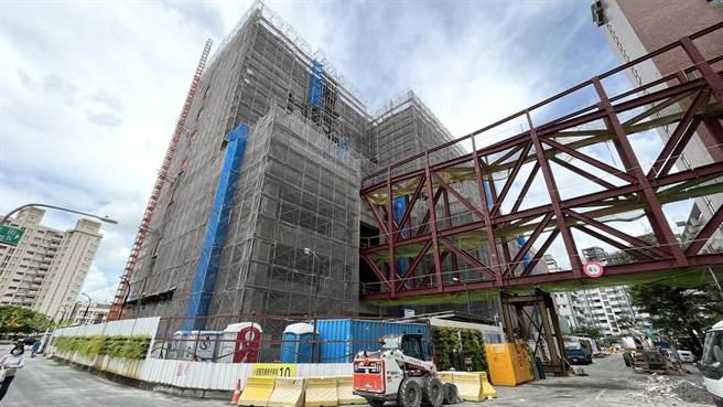 小港医院第二医疗大楼，歷经3年多施工，预计明年8月试营运。（立委赖瑞隆提供／高雄洪靖宜传真）