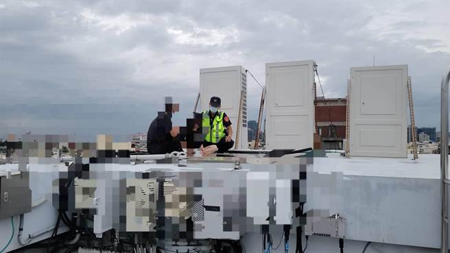 警方获报赶抵该大楼的最顶楼现场，安抚张姓女子情绪后，将其强制送医。（民眾提供）