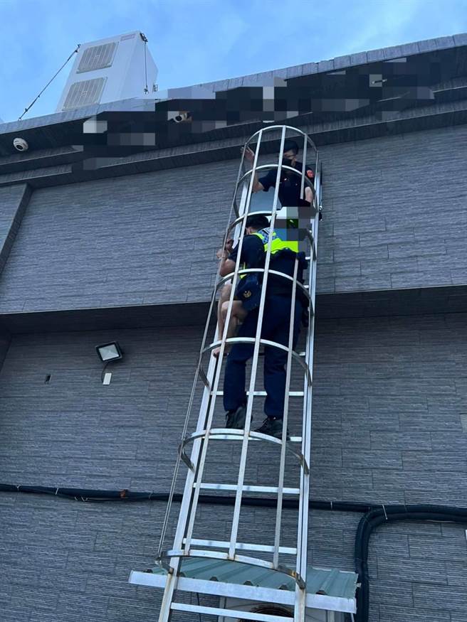 警方小心谨慎将张女从最顶楼，再从楼梯走下来协助就医。（民眾提供）