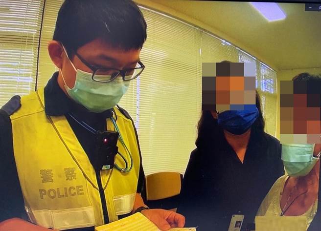 7旬婦誤信「穩賺不賠」前往壽險公司要以保單借款15萬元，員警即時阻詐。（警方提供）