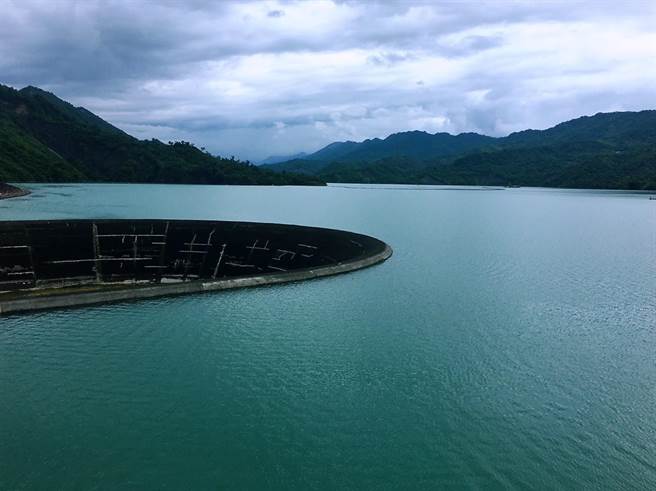 台南山区持续降雨，南化水库水位7日上午10点来到179.26公尺，已经接近180公尺溢流高度。(刘秀芬摄)