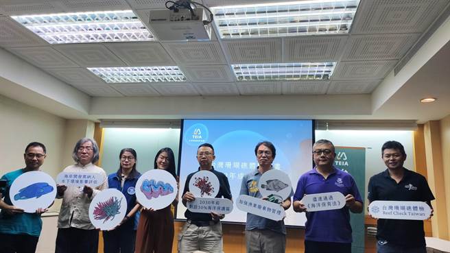 依台湾环境资讯协会今天公布「2009至2020台湾各地珊瑚礁生态系健康程度」，发现北海岸及东北角、东海岸及小琉球等地已达「健康岌岌可危」的红灯。（林良齐摄）