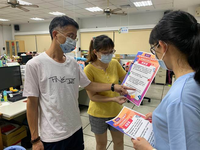 新北发布「适性辅导及学生志愿选填」指引，图为大观国中辅导行政与导师讨论如何运用建议参考指引内容。(新北市教育局提供)