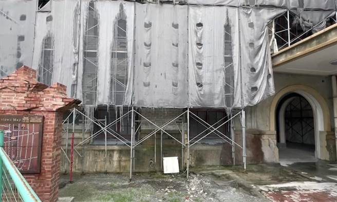 正進行修復工程的國定古蹟台南車站，傳出日據時期的外牆磁磚及窗戶被敲掉。（洪榮志攝）