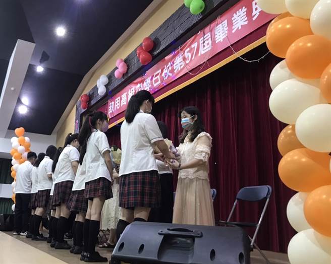 毕联会特设计一系列敬师活动，学生代表以奉茶及献花来表达他们对老师的感恩。（致用高中提供）