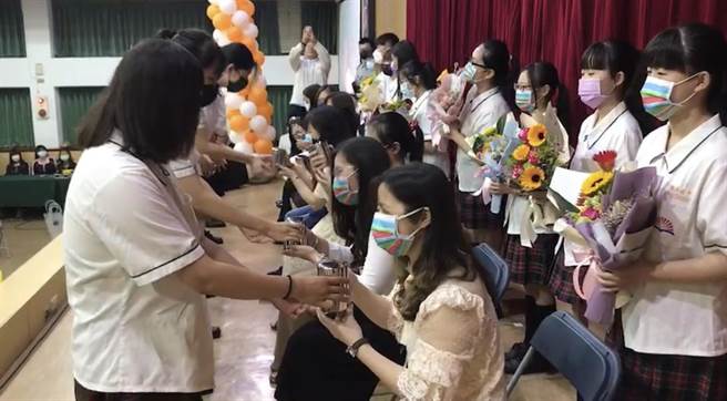 毕联会特设计一系列敬师活动，学生代表以奉茶及献花来表达他们对老师的感恩。（致用高中提供）