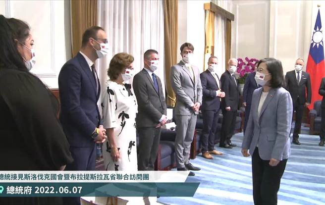 斯国省长邀蔡英文赴访：永远为妳准备红毯	。(取自总统府直播画面)