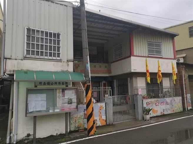 竹南鎮公館里現有的活動中心，位在狹小巷弄內，還只有20餘坪大小。（本報資料照片）
