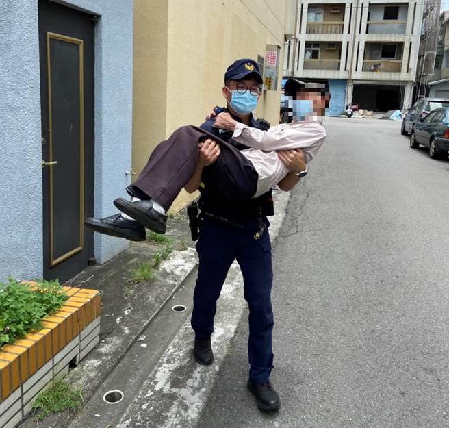 最暖「公主抱」霧峰派出所警員正午巡邏發現行動不便迷失老人倒在路邊，便小心翼翼直接將老翁以「公主抱」的姿勢抱起、護送返家。（霧峰警分局提供／馮惠宜台中傳真）