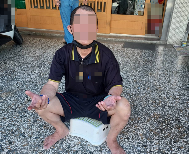 太平賴姓老翁迷途且體力不支跌倒。（太平警分局提供／馮惠宜台中傳真）