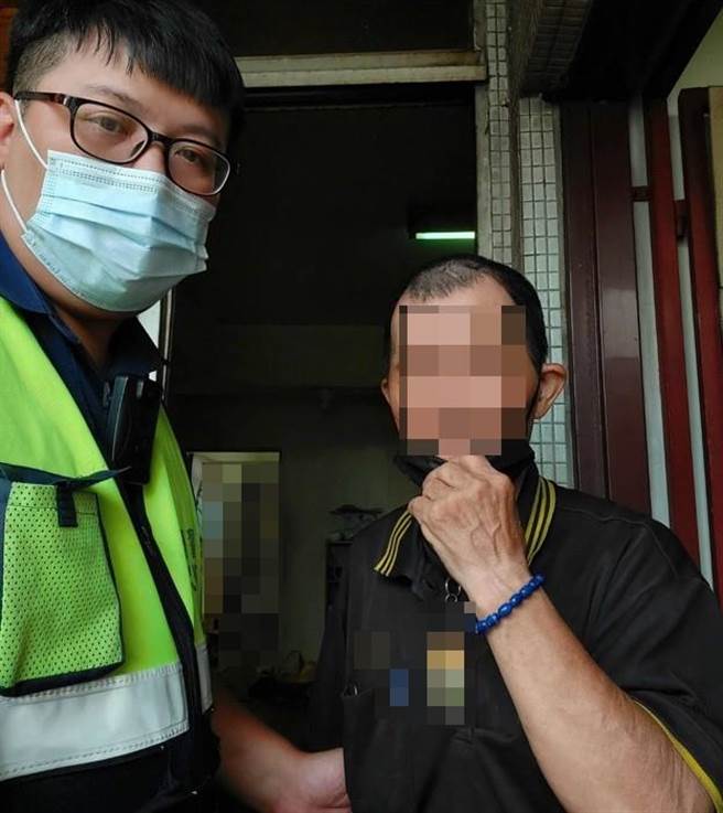 賴姓老翁疑有輕微失智現象，貼心的員警先將老翁載返派出所提供熱食供其果腹，再護送老翁返家。（太平警分局提供／馮惠宜台中傳真）