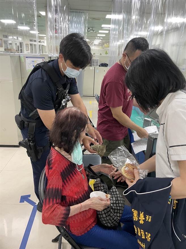 89歲失智賴姓阿嬤端午出門採買迷路，在街頭遊盪超過10小時，警方擔心阿嬤體力不支，便趕緊將她載返派出所，並提供應景的粽子及飲用水給她充飢。（台中市二分局提供／馮惠宜台中傳真）
