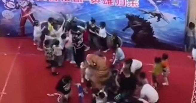 近日大陆湖北举办「超人力霸王」对决两只怪兽商演，许多到场观看的孩子看得相当入迷。（图／翻摄自微博）