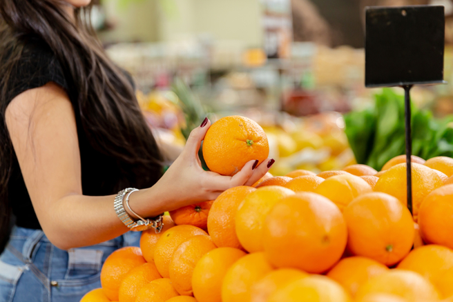 一名读台大的男网友指出，弟弟非顶大，毕业就去卖水果，现在月入20万起跳。图为水果摊示意图。(达志提供)