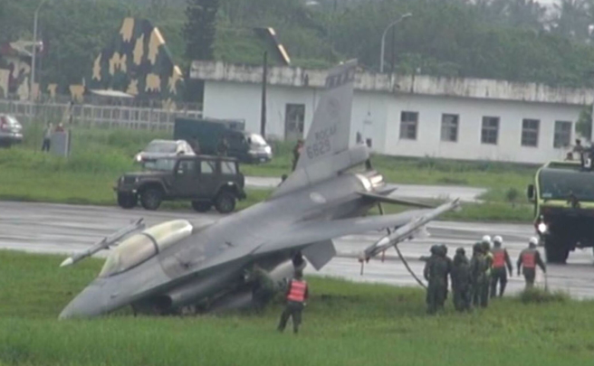 1架F-16战机2021年8月31日于屏北机场汉光战备道演练执行战备道起降演练时，衝出跑道。（民眾提供／中央社记者郭芷瑄传真）