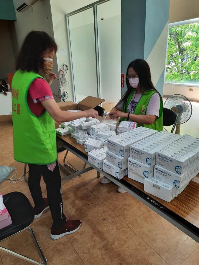 社會局志工協助分裝快篩劑。(高雄市政府社會局提供／林雅惠高雄傳真)