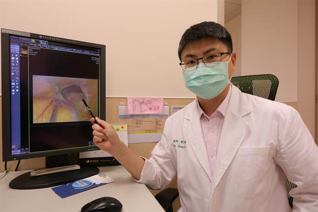 亚大附医一般外科医师黄俊铭表示，疝气是一种腹壁结构上的缺损，腹内臟器会经由腹壁上的弱点突出，造成间歇性的肿胀或伴随疼痛。（冯惠宜摄）