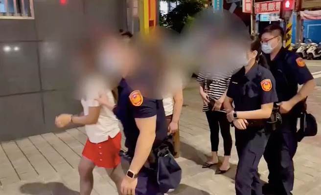 王姓女子等3人行竊酒客身上2萬3000元現金。（翻攝照片）