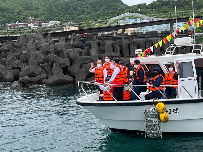 国立海洋科技博物馆量身定作首艘船舶「潮境方舟1号」，今日上午于望海巷渔港启航。（陈彩玲摄）