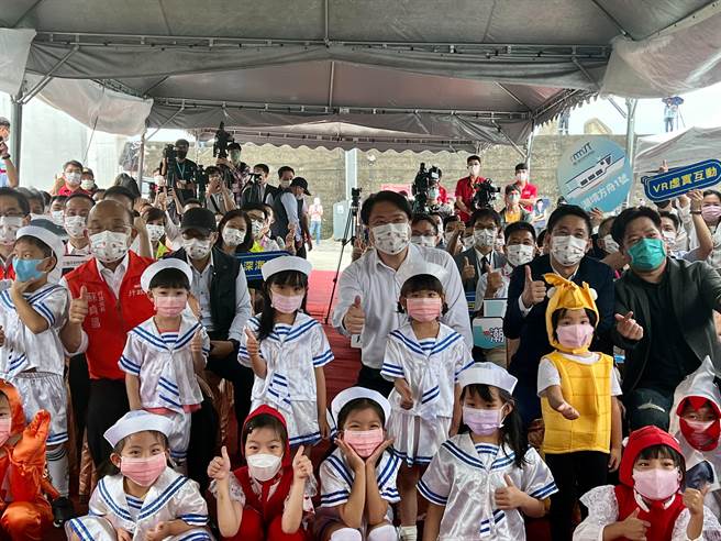 国立海洋科技博物馆量身定作首艘船舶「潮境方舟1号」，今日上午于望海巷渔港启航。（陈彩玲摄）