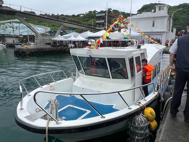 国立海洋科技博物馆量身定作首艘船舶「潮境方舟1号」，今日上午于望海巷渔港启航。