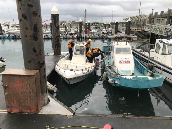 60岁邱姓男子今日清晨在竹围渔港落水，消防人员到场救援。（翻摄照片／蔡明亘桃园传真）