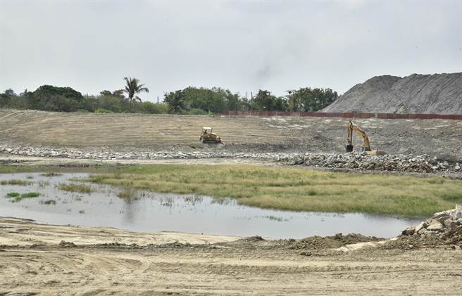 高雄市7日上午上班時間瞬間降大雨，幸無傳出災情。圖為五甲尾滯洪池。（本報資料照片）