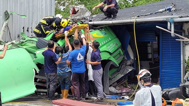花莲台九线玉里安通车站前，一辆新竹货运大型货运联结车，突然失控整辆车撞进路边一处民宅，车头全毁驾驶死亡。(王志伟翻摄)