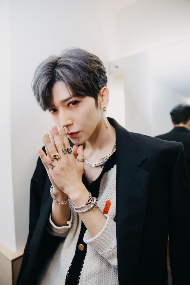 Bii毕书尽配戴FRED的Force 10 Winch系列珠宝，象徵勇敢守护与爱的力量。（FRED提供）