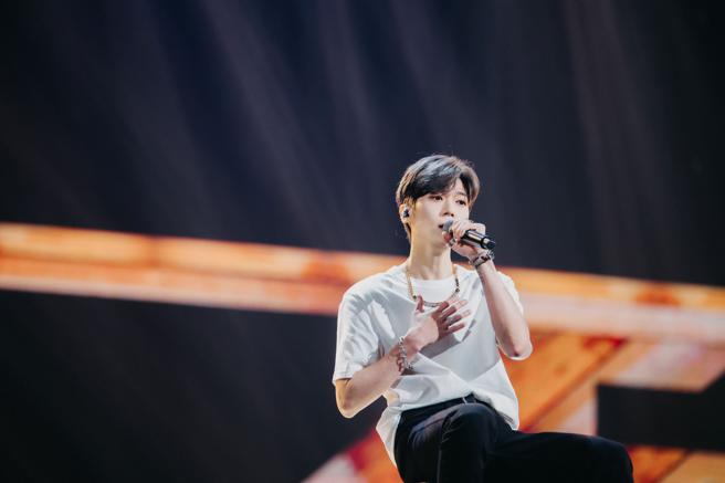 Bii毕书尽在Hito流行音乐奖上演唱，配戴FRED的Force 10 Winch系列珠宝。（FRED提供）