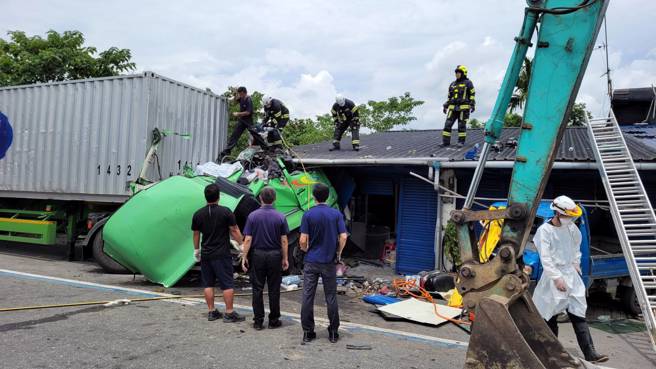 花莲台九线玉里安通车站前，一辆新竹货运大型货运联结车，突然失控整辆车撞进路边一处民宅，车头全毁驾驶死亡。(王志伟翻摄)
