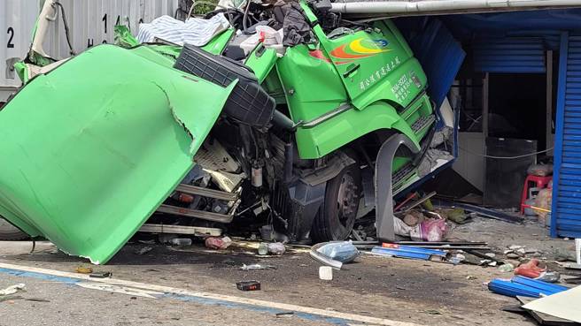 花莲台九线玉里安通车站前，一辆新竹货运大型货运联结车，突然失控整辆车撞进路边一处民宅，车头全毁驾驶死亡。(王志伟翻摄)