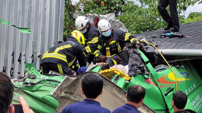 花莲台九线玉里安通车站前，一辆新竹货运大型货运联结车，突然失控整辆车撞进路边一处民宅，车头全毁驾驶死亡。(王志伟翻摄)