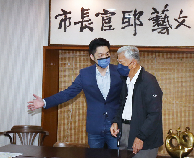 國民黨台北市長參選人蔣萬安（左起）7日拜會前台北市長黃大洲，並盛讚黃大洲任內推動市政的魄力。（范揚光攝）