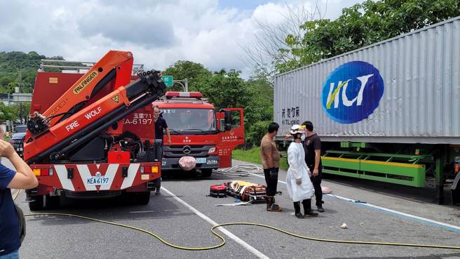 花莲台九线玉里安通车站前，一辆新竹货运大型货运联结车，突然失控整辆车撞进路边一处民宅，车头全毁驾驶死亡。(王志伟翻摄)