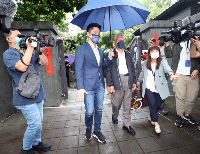 國民黨台北市長參選人蔣萬安（左二）7日拜會前台北市長黃大洲（右二），並盛讚黃大洲任內推動市政的魄力，會談完畢蔣萬安親送黃大洲至門口搭車。（范揚光攝）