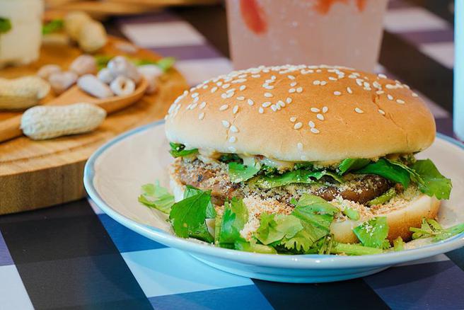 （汉堡王推出「花生香菜刈包烤牛堡」，使用颗粒口感花生酱，撒上花生糖粉、香菜，并搭上经典美式火烤牛肉排，中西交融绝佳美味衝撞老饕味蕾。图／汉堡王提供）