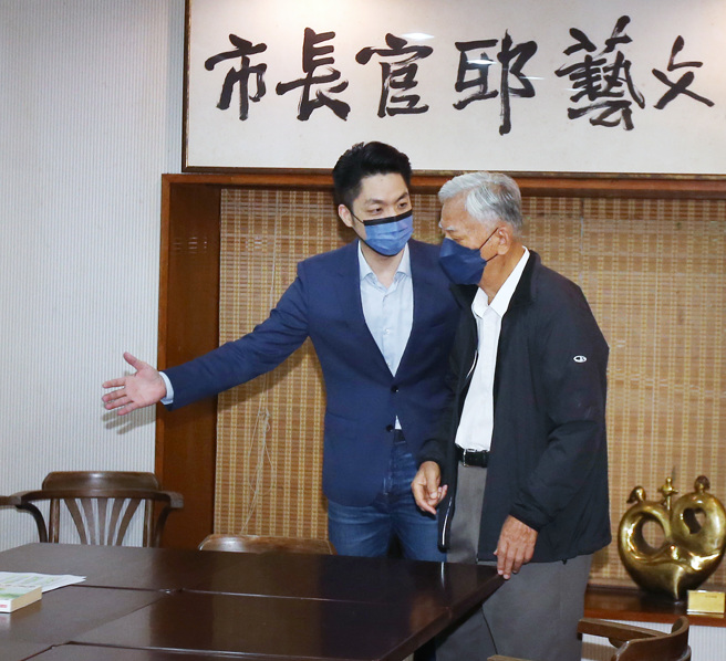 國民黨台北市長參選人蔣萬安（左）7日向前台北市長黃大洲（右）請益。（范揚光攝）