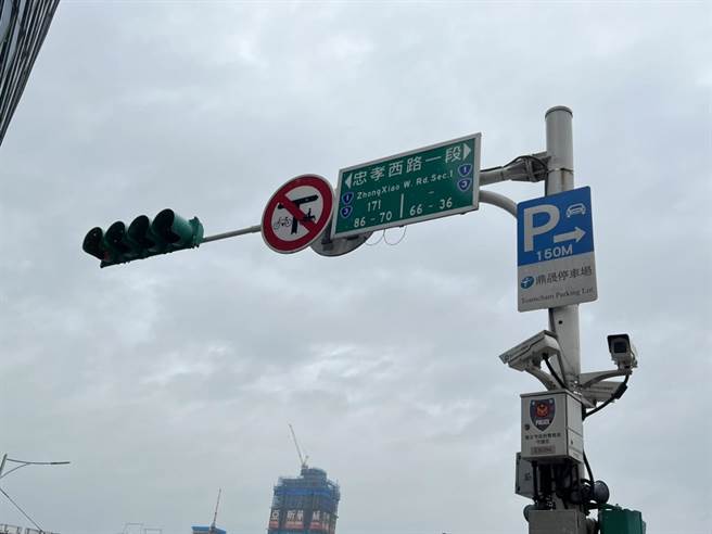 台北市忠孝西路禁行機車規定逾40年，遭民團痛批不合時宜，7月9日發起「騎上忠孝西」行動表達抗議。（黃婉婷攝）