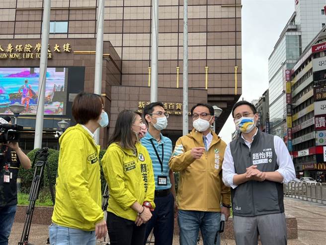 台北市議員阮昭雄今率黨內議員參選人林延鳳、趙怡翔、顏若芳到忠孝西路會勘。（黃婉婷攝）