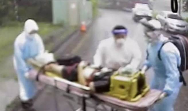 嘉縣消防局人員獲報到場時只看到男子趴倒在地上，身邊有一名護理師正在急救，救護人員接手後，馬上將男子送到醫院搶救。（嘉義縣消防局提供∕呂妍庭嘉義傳真）