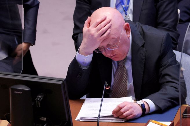 俄罗斯驻联合国大使涅班济亚（Vassily Nebenzia）4月5日在纽约市联合国总部出席联合国安理会会议的神情。（路透）