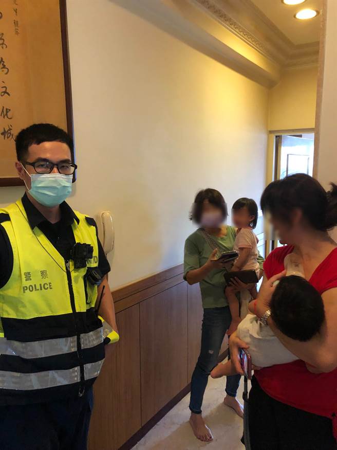 女童的阿嬷看到孙女、孙子平安，心情激动衝上前抱住心肝孙。(警方提供／林欣仪台中传真)