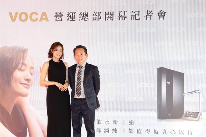 VOCA品牌大使王净和董事长合影。（VOCA提供） 