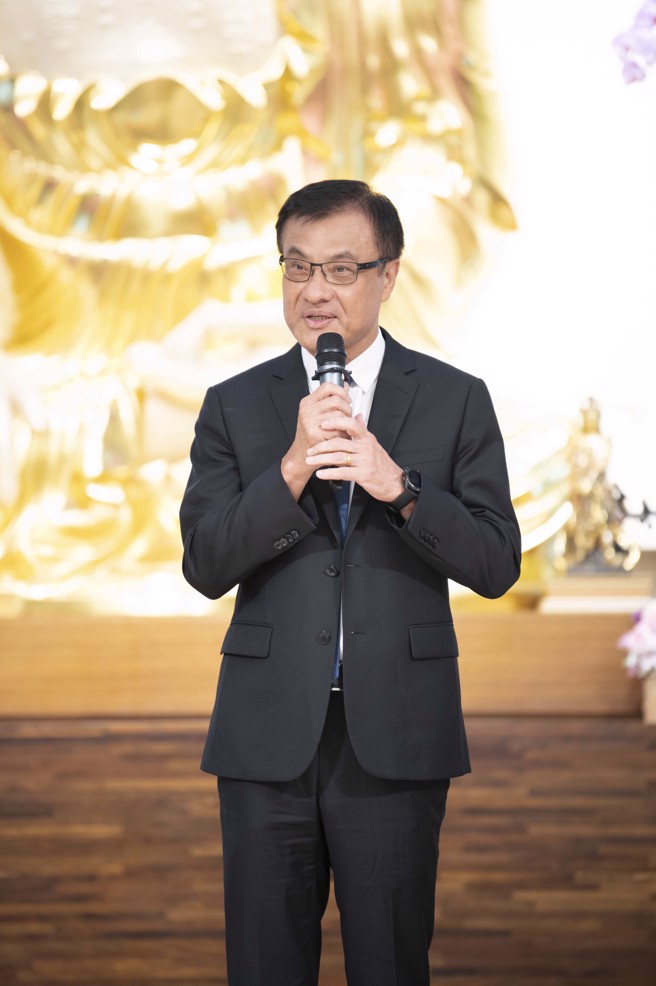 苏嘉全6日晚间以「现阶段国际局势的变与不变」为题，剖析现今诡谲多变的国际局势。(图/佛光山惠中寺提供)